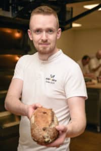 Photo de Damien LECOT formateur en boulangerie avec un pain